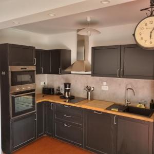 Photo de la galerie de l'établissement T2 43M2, Plage à 250m Grand jardin privé ensoleillé, à Saint-Mandrier-sur-Mer 9 autres photos