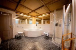 ビショフスヴィーゼンにあるC4S COME4STAY - Alpenblick Watzmann-Kehlstein - TOP Lage im Berchtesgadener Land I bis zu 10 Personen I große Terrasse mit Blick auf die Berge I Smart TV I Billiard I WLAN I kostenloser Parkplatzの広いバスルーム(バスタブ、トイレ付) +42枚の写真