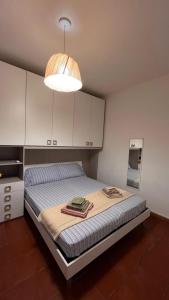 a bedroom with a bed with a lamp and cabinets at Il Verde Ulivo in Funtana Meiga