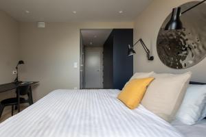 Una cama o camas en una habitación de Unity Malmö - A Studio Hotel