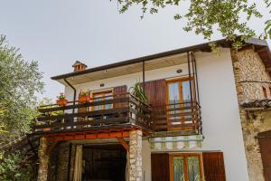 a house with a balcony on top of it at Cozy Castello in Manerba del Garda