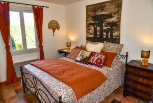 una camera da letto con un letto e un quadro sul muro di Villa Mons a Mons Altre 5 foto