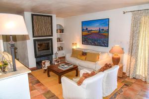 un soggiorno con un divano e un tavolo di Villa Mons a Mons