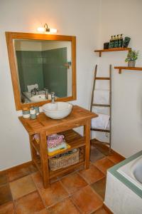 un bagno con lavandino e specchio di Villa Mons a Mons