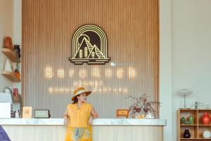 a woman wearing a hat standing in front of a counter at SaroRach pool villa resort Kohlarn in Ko Larn +66 photos