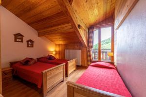 ein Schlafzimmer mit zwei Betten und einem großen Fenster in der Unterkunft Chalet Le Choucas N°3 in Levassaix