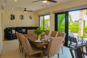 ein Esszimmer mit Tisch und Stühlen in der Unterkunft Corcomoran Luxury beachfront house in Telchac Puerto