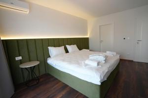 Biond Hotel客房内的一张或多张床位