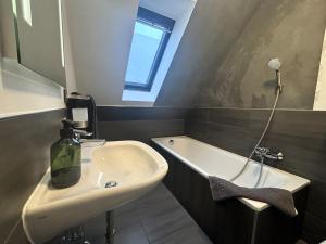 Ein Badezimmer in der Unterkunft Simplex Stays Hotel Quartier 8