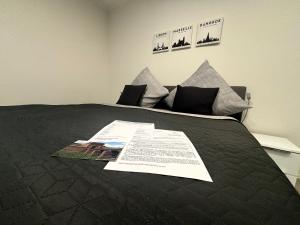 Ein Bett oder Betten in einem Zimmer der Unterkunft Simplex Stays Hotel Quartier 8