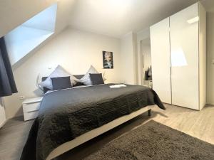 Ein Bett oder Betten in einem Zimmer der Unterkunft Simplex Stays Hotel Quartier 8