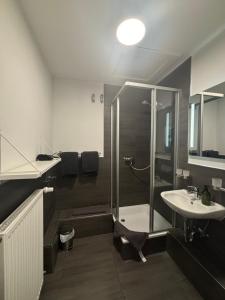 Ein Badezimmer in der Unterkunft Simplex Stays Hotel Quartier 8