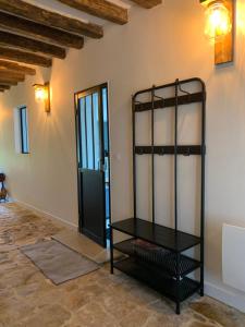 a room with a black shelf and a mirror at Gîte 6 P au cœur des vignobles in Lazenay