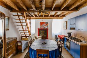 a kitchen with a table and a living room at Cozy Castello in Manerba del Garda