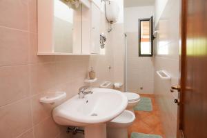 A bathroom at Casa Vacanza Russo Fernando Még 37 kép