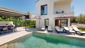 Nova VasにあるVilla Silviaの隣の家