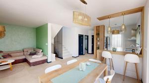 Nova VasにあるVilla Silviaのリビングルーム、キッチン(テーブル、椅子付)