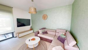 Nova VasにあるVilla Silviaのソファとテーブルのあるリビングルーム