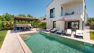 Nova VasにあるVilla Silviaのプールと家のあるヴィラ