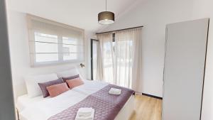 Nova VasにあるVilla Silviaの窓のある白いベッドのある寝室 +22枚の写真