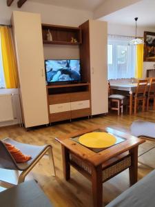 salon z telewizorem i stołem w obiekcie Apartment My Way w Popradzie