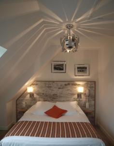 Postel nebo postele na pokoji v ubytování Auberge Du Cheval Blanc