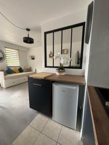 a kitchen with a counter and a living room at Appartement studio 4 personnes dans résidence proche centre in Quiberon