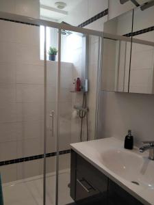 un baño con ducha y lavabo en Chez Marie, en Cancale