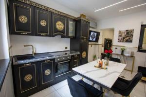 Kuchyň nebo kuchyňský kout v ubytování GD Luxury Suite