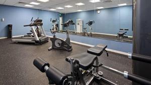 Fitness centrum a/nebo fitness zařízení v ubytování Ramada by Wyndham Cocoa