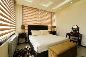 a bedroom with a large bed and a window at Hotel and Restaurant Shallalat Anjar in ‘Anjar