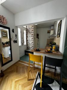 Kuchyňa alebo kuchynka v ubytovaní Music Designed Apartmant WestEnd