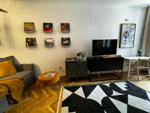 Televízia a/alebo spoločenská miestnosť v ubytovaní Music Designed Apartmant WestEnd