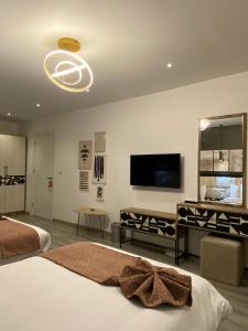TV a/nebo společenská místnost v ubytování Elite Pyramids Boutique Hotel