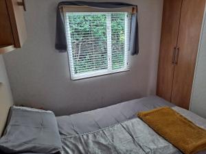 Ένα ή περισσότερα κρεβάτια σε δωμάτιο στο Amroth Bay holiday caravan +21 φωτογραφίες