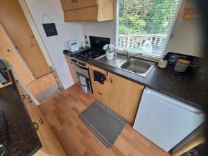 Η κουζίνα ή μικρή κουζίνα στο Amroth Bay holiday caravan