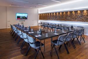 una grande sala conferenze con un lungo tavolo e sedie di Berghotel Lothar-Mai-Haus a Hofbieber