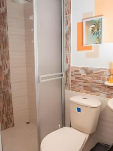 a bathroom with a toilet and a shower at GURUS FR| Apto Central, estilo, con King Size Bed in Pereira