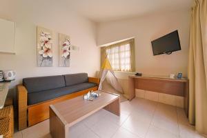 A television and/or entertainment centre at Maspalomas Resort by Dunas