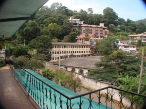 - un balcon offrant une vue sur la ville dans l'établissement Serenity, à Kandy