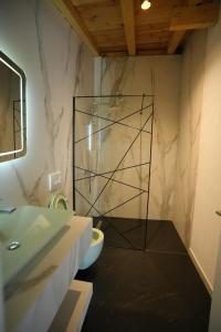 Biond Hotel的一间浴室