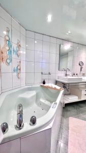 O baie la 90qm Designerwohnung mit Küche und Jacuzzi in DO-City +34 fotografii