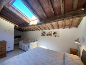 a bedroom with a bed and a skylight at Alloro 6 in Marciana Marina