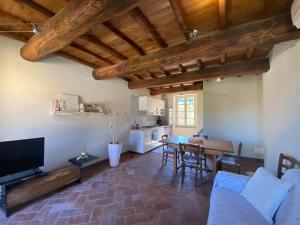 a living room with a couch and a table at Alloro 6 in Marciana Marina