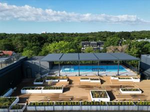 an overhead view of a building with a swimming pool at Seaside Garden Blue in Świnoujście