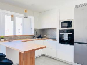 Kuchyň nebo kuchyňský kout v ubytování Apartamento en Ferrol