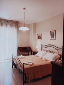 Un dormitorio con una cama grande y una ventana. en Lulù Apartment, en Pescara