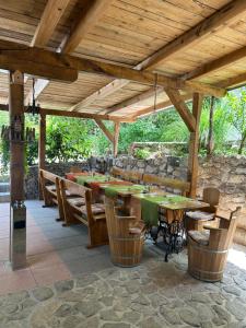Reštaurácia alebo iné gastronomické zariadenie v ubytovaní Rustic Lodge Plitvice