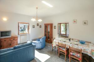 Un televizor și/sau centru de divertisment la Casa Nicolai, 2-Room Accomodation Lake Mergozzo