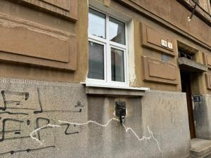 un bâtiment avec des graffitis sur le côté dans l'établissement Central Newest Studio Bastova, à Košice